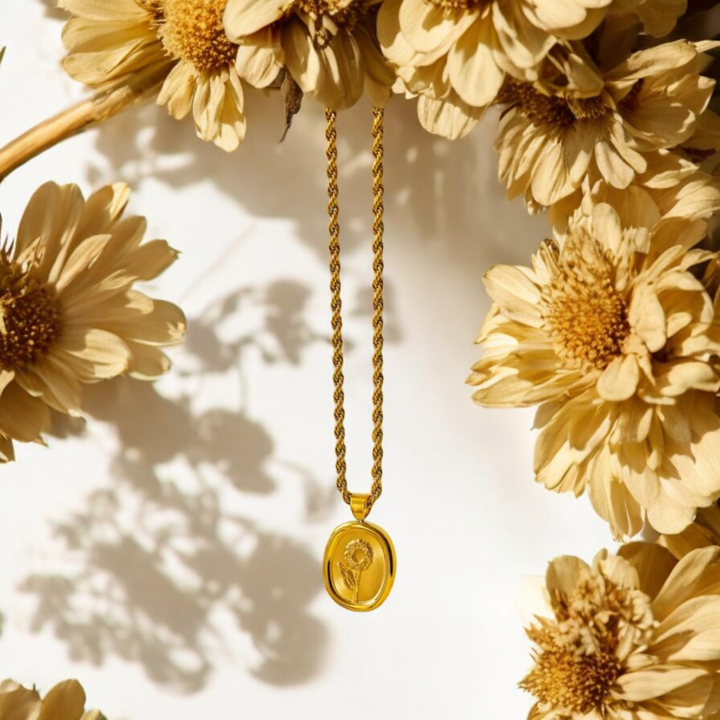 112 Retro Flower Oval Necklace