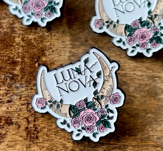 Luna Nova Pin