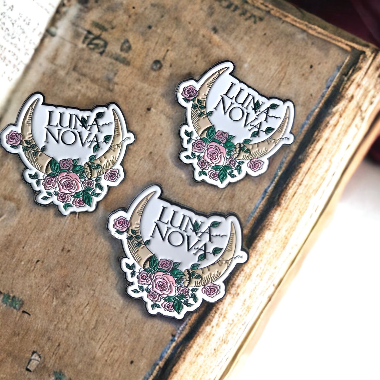 Luna Nova Pin