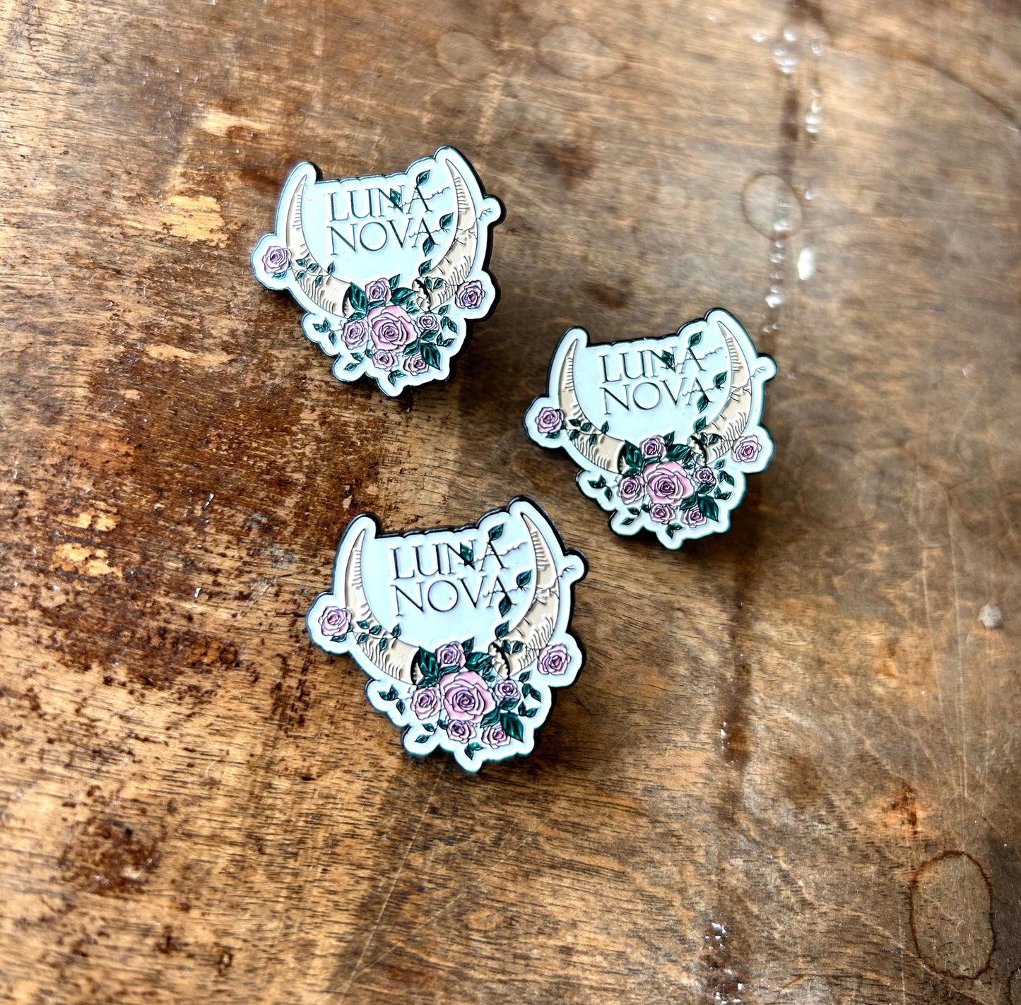 Luna Nova Pin